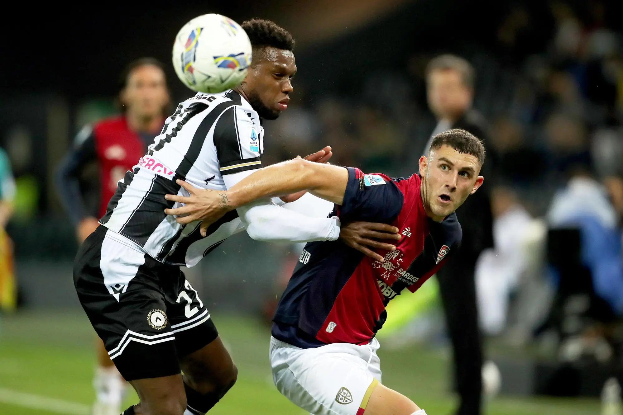 Roberto Piccoli contro Christian Kabasele in Udinese-Cagliari (foto Ansa)