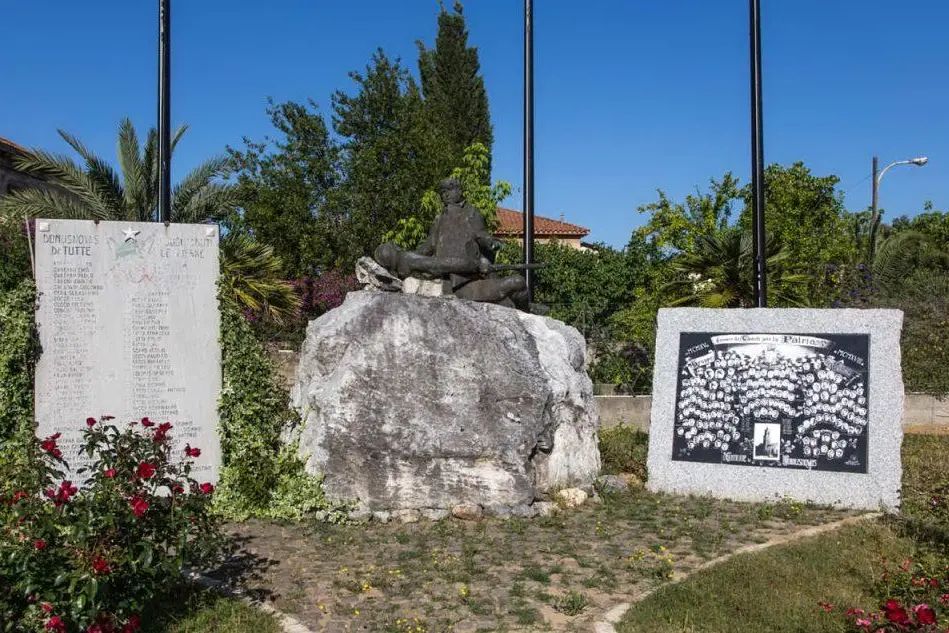 Il munumento ai caduti e l'Albero della Memoria al parco Scarzella (foto Simone Farris)