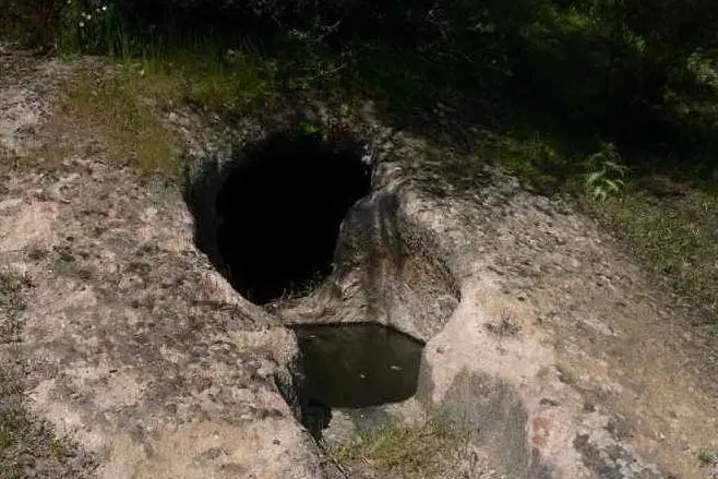 Ingresso della domus de janas (Foto wikimapia.org)