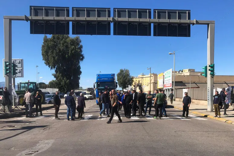 La protesta al porto di Cagliari (foto Ansa)