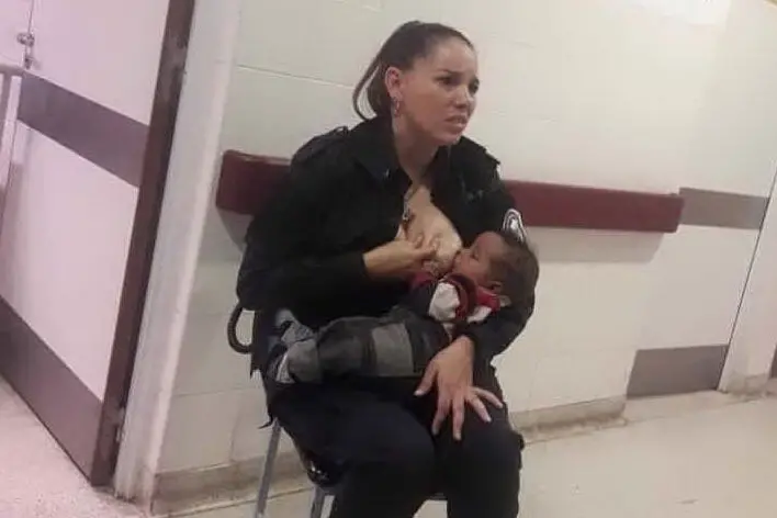La poliziotta allatta il bimbo in ospedale