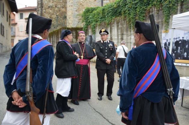Il vescovo con i fucilieri di "Su Nuraghe" (foto circolo "Su Nuraghe")