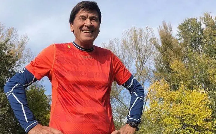 In tenuta sportiva per l'immancabile corsa quotidiana