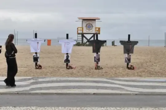 Rio, ricordo sulla spiaggia per i poliziotti morti nella maxi-retata