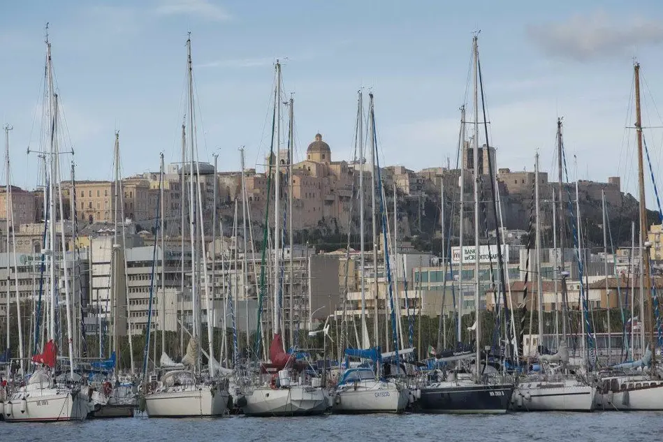 Le barche ormeggiate a Cagliari (foto di Fabio Marras)