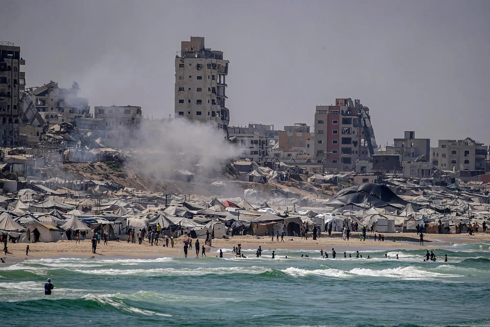 epa12367232 Smoke rises near the tents of internally displaced Palestinians, who fled from the east of Gaza City and northern Gaza, in the west of Gaza City, Gaza Strip, 10 September 2025. According to the Palestinian Ministry of Health in Gaza, at least 16 members of a family were killed following an Israeli airstrike in the west of Gaza City. EPA/MOHAMMED SABER