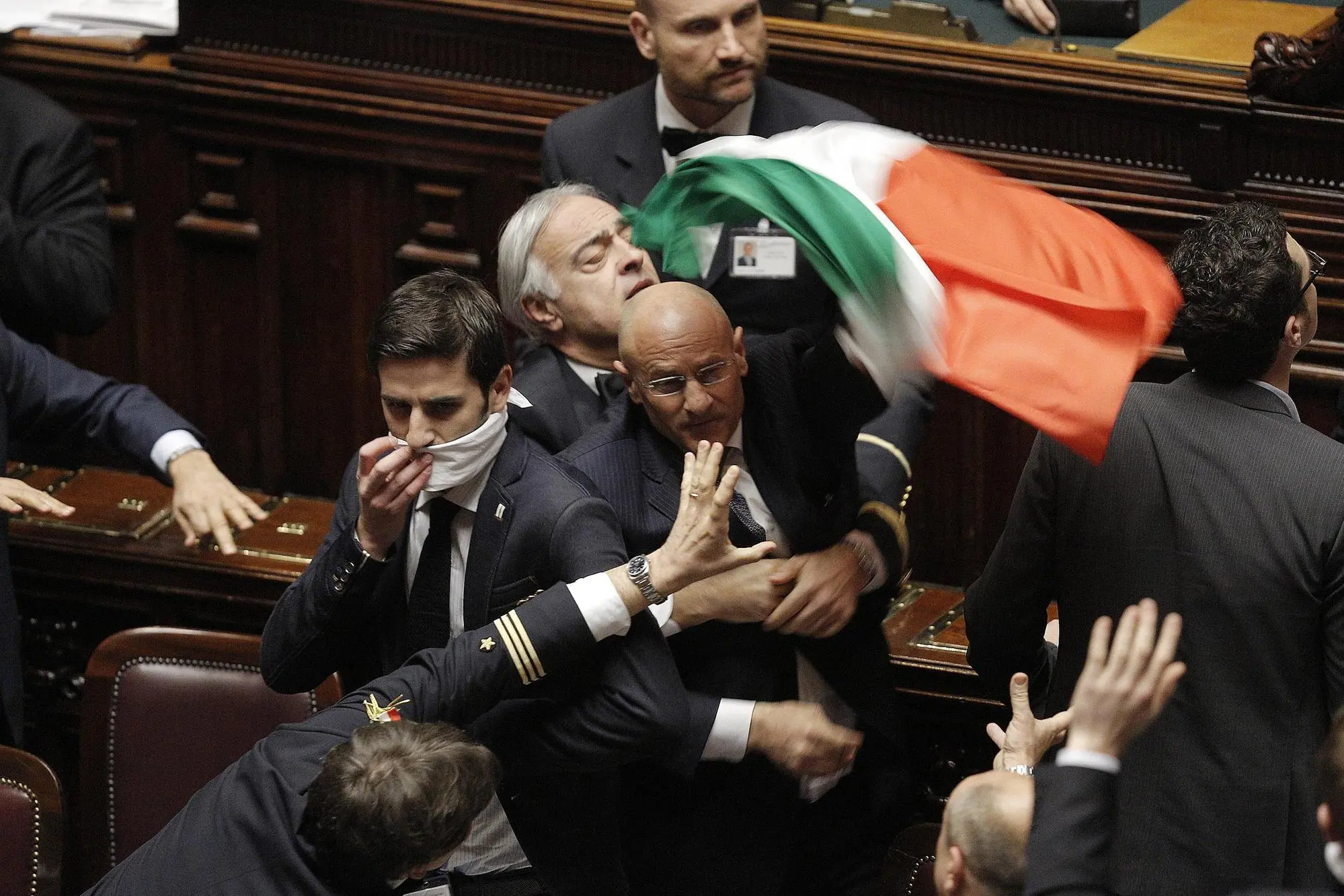 Fabio Rampelli  sventola il tricolore alla Camera  (L'Unione Sarda)