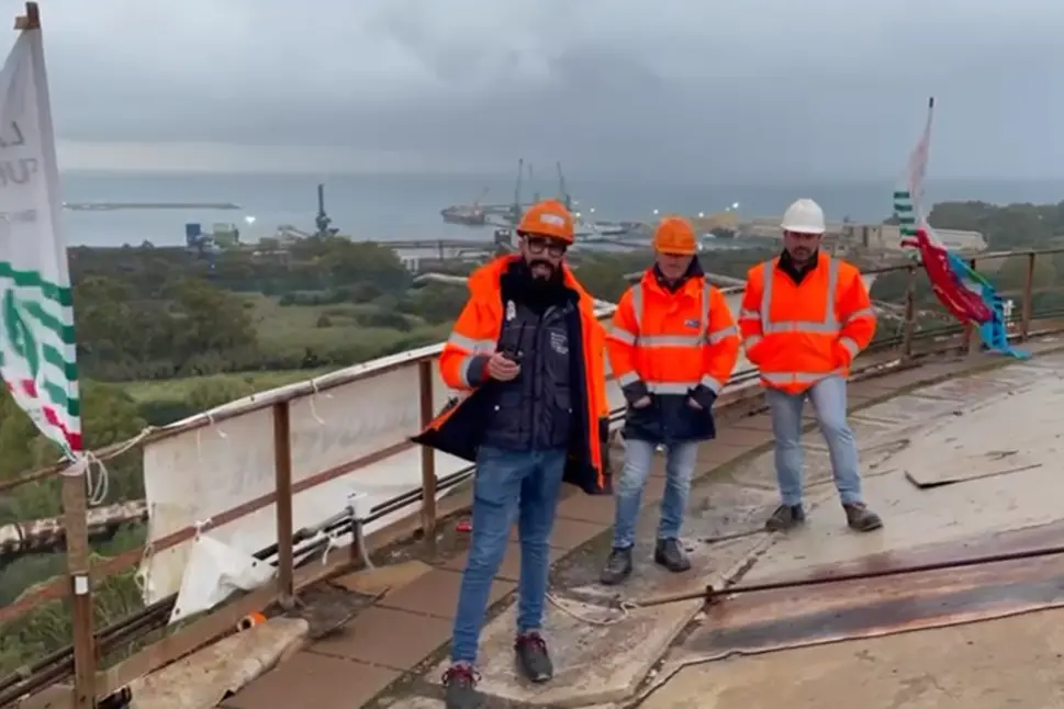 Eurallumina, operai in protesta sul silo