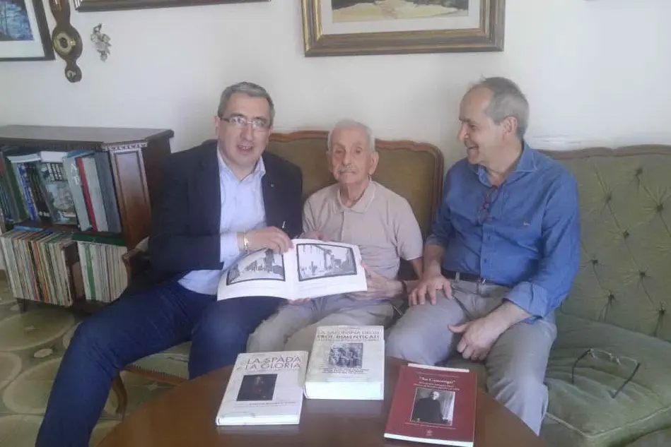 Vinicio Perra con il figlio Marco e con Umberto Oppus (foto Severino Sirigu)