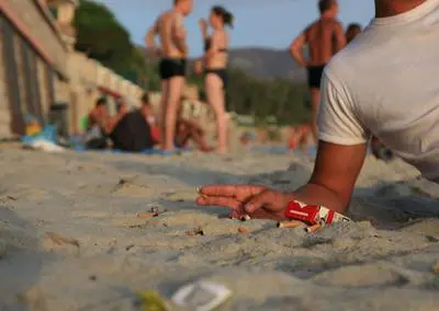 Sigarette in spiaggia (Archivio)