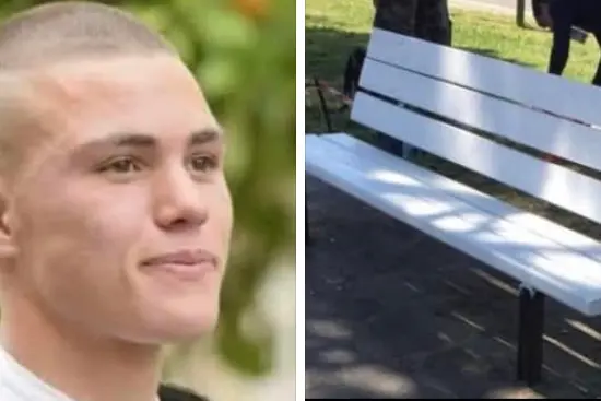 Salvatore Piras e la panchina bianca a Ossi (foto concessa)