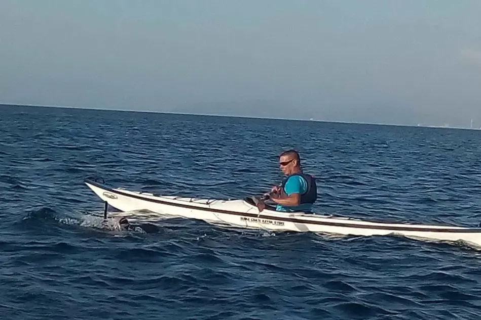 Roberto Zanda assistito da una canoa durante la nuotata (foto Melis)