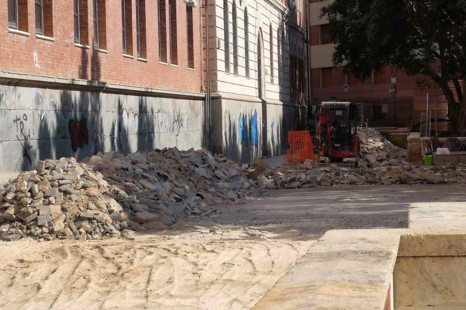 Cagliari l'incompiuta: il cantiere di piazza Garibaldi fa infuriare tutti