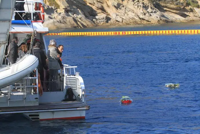 Un mazzo di rose gettato in mare dai parenti delle vittime