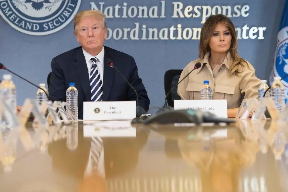 Melania e Donald Trump al quartier generale della Fema, l'agenzia per la Protezione civile