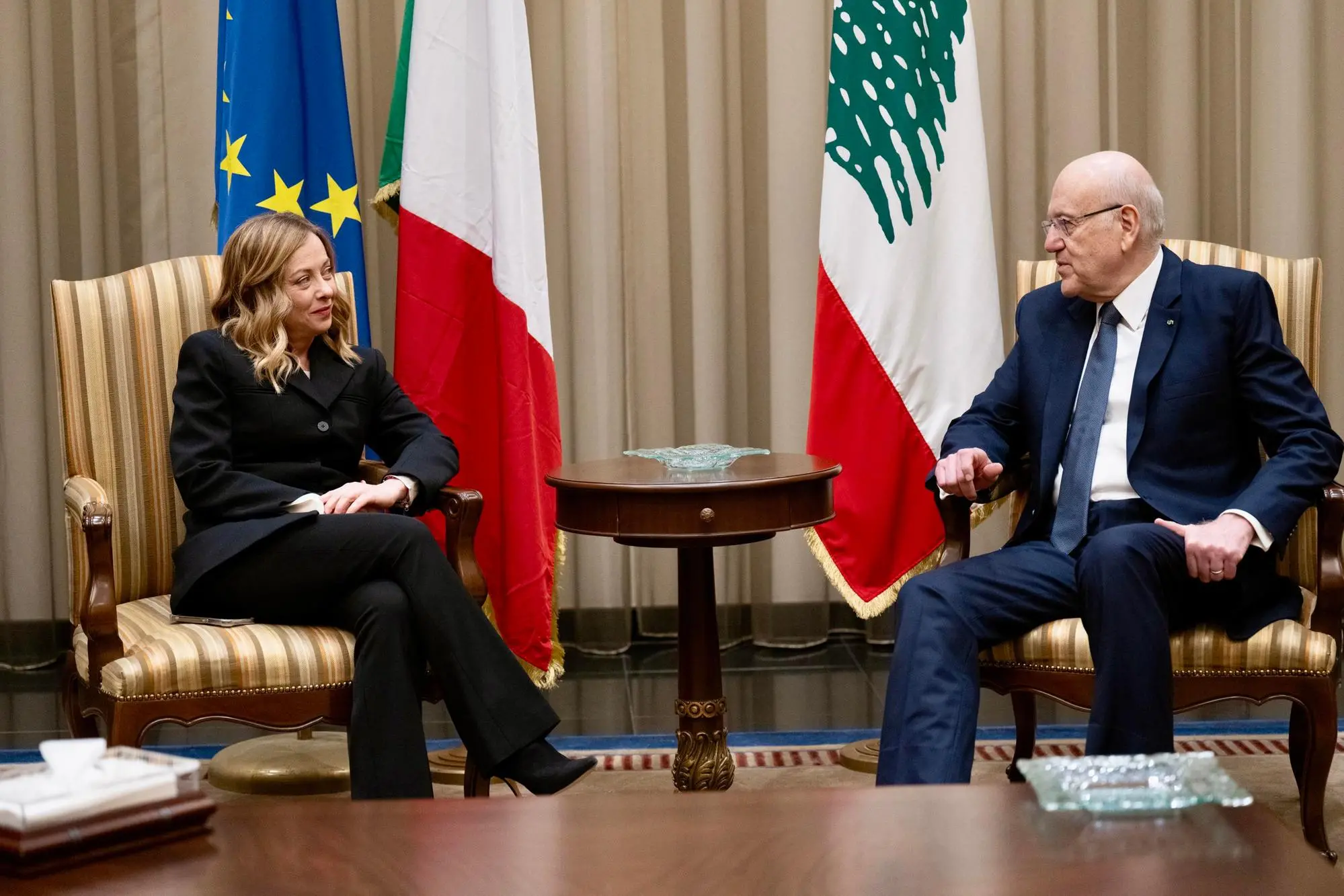 La premier Giorgia Meloni durante l'incontro con Najib Miqati a Beirut (foto Ansa)