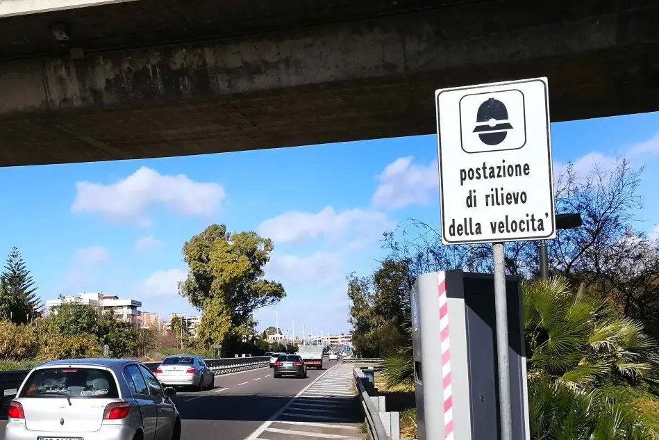 Un cartello per l'autovelox (Archivio L'Unione Sarda)