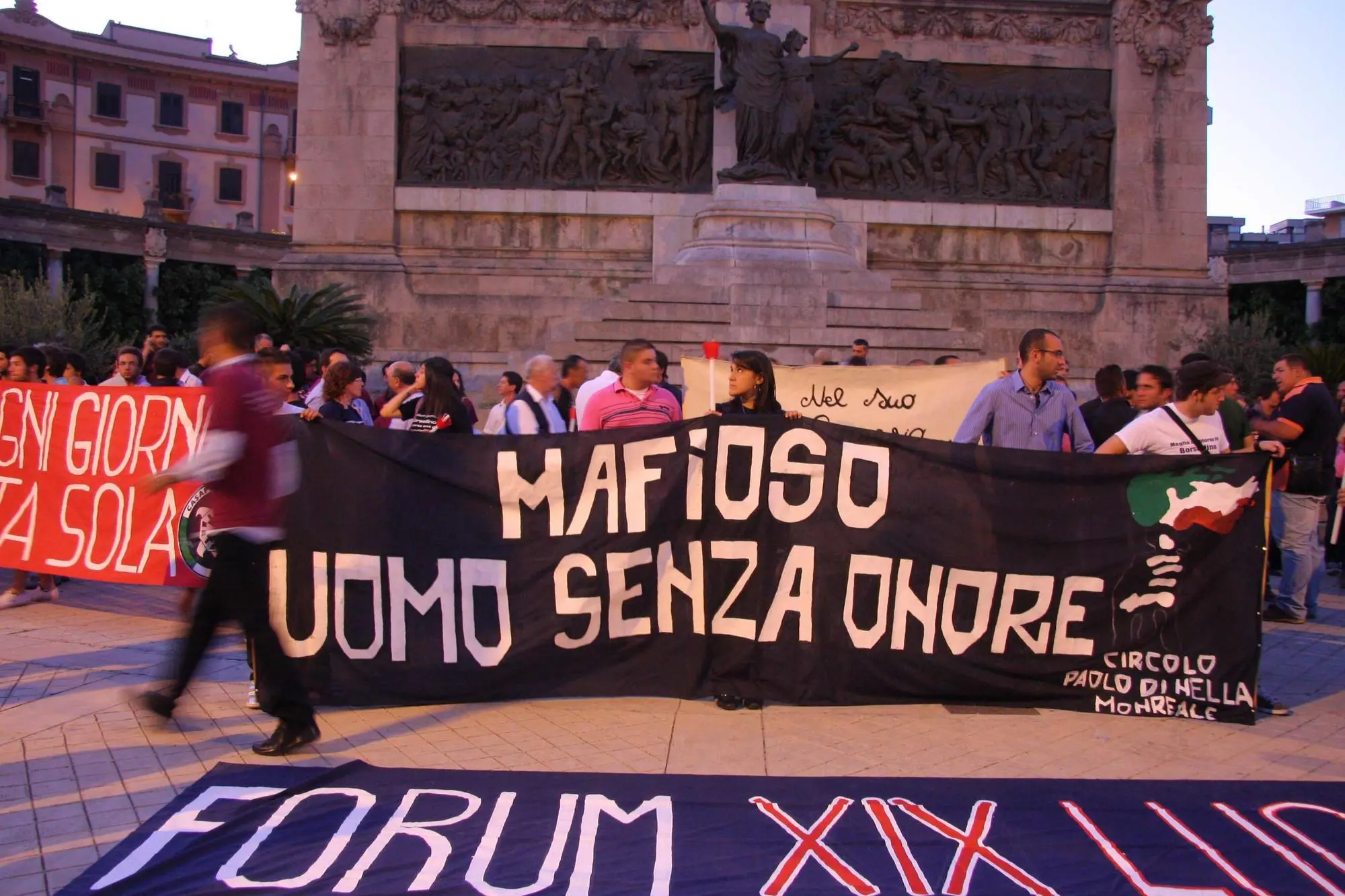 La fiaccolata in memoria di Borsellino a Palermo (Ansa)