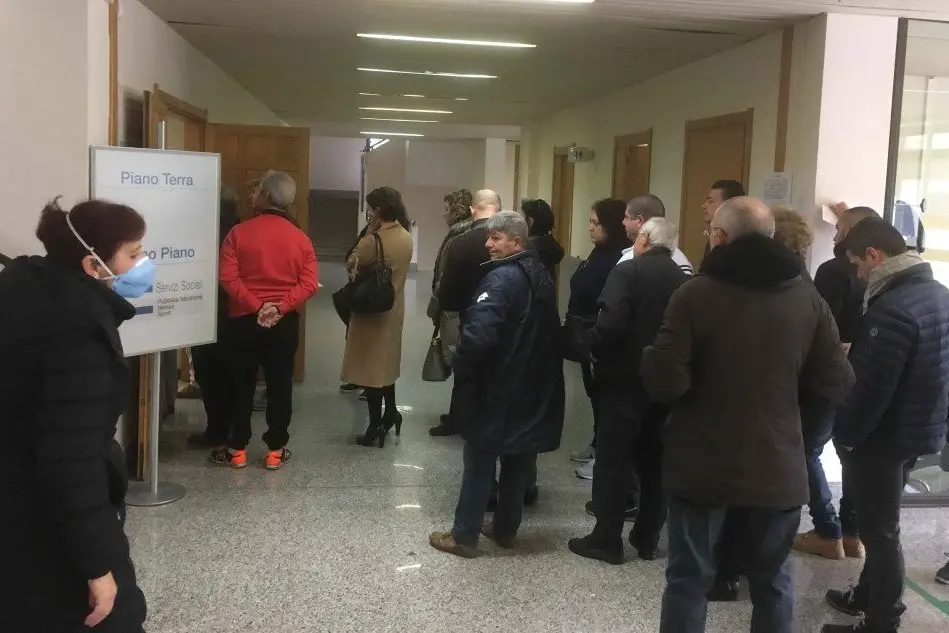 La fila negli uffici comunali per ottenere il duplicato (foto Fabio Murru)