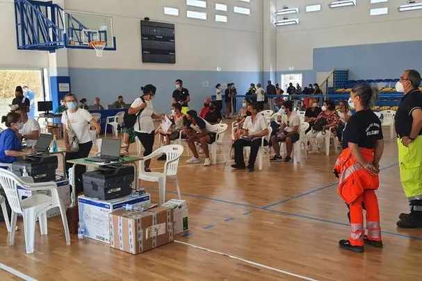Folla al centro vaccinale (Foto Andrea Serreli)