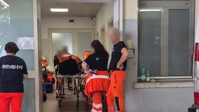 Operatori del 118 bloccati in corridoio con pazienti per intere nottate, in un ambiente sovraffollato e insostenibile