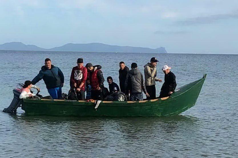 Migranti, gruppo di algerini sbarcano a Sant'Antioco