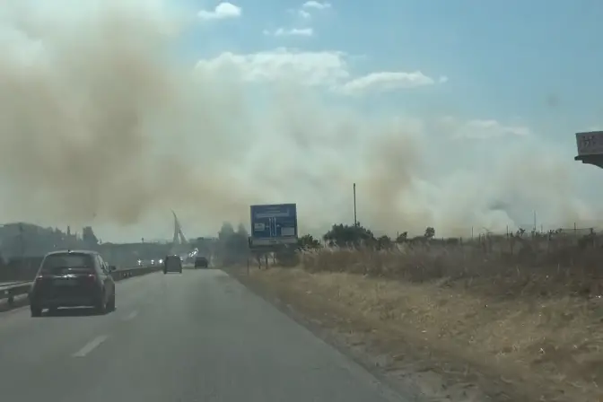 Maestrale e incendi: fumo invade la 554
