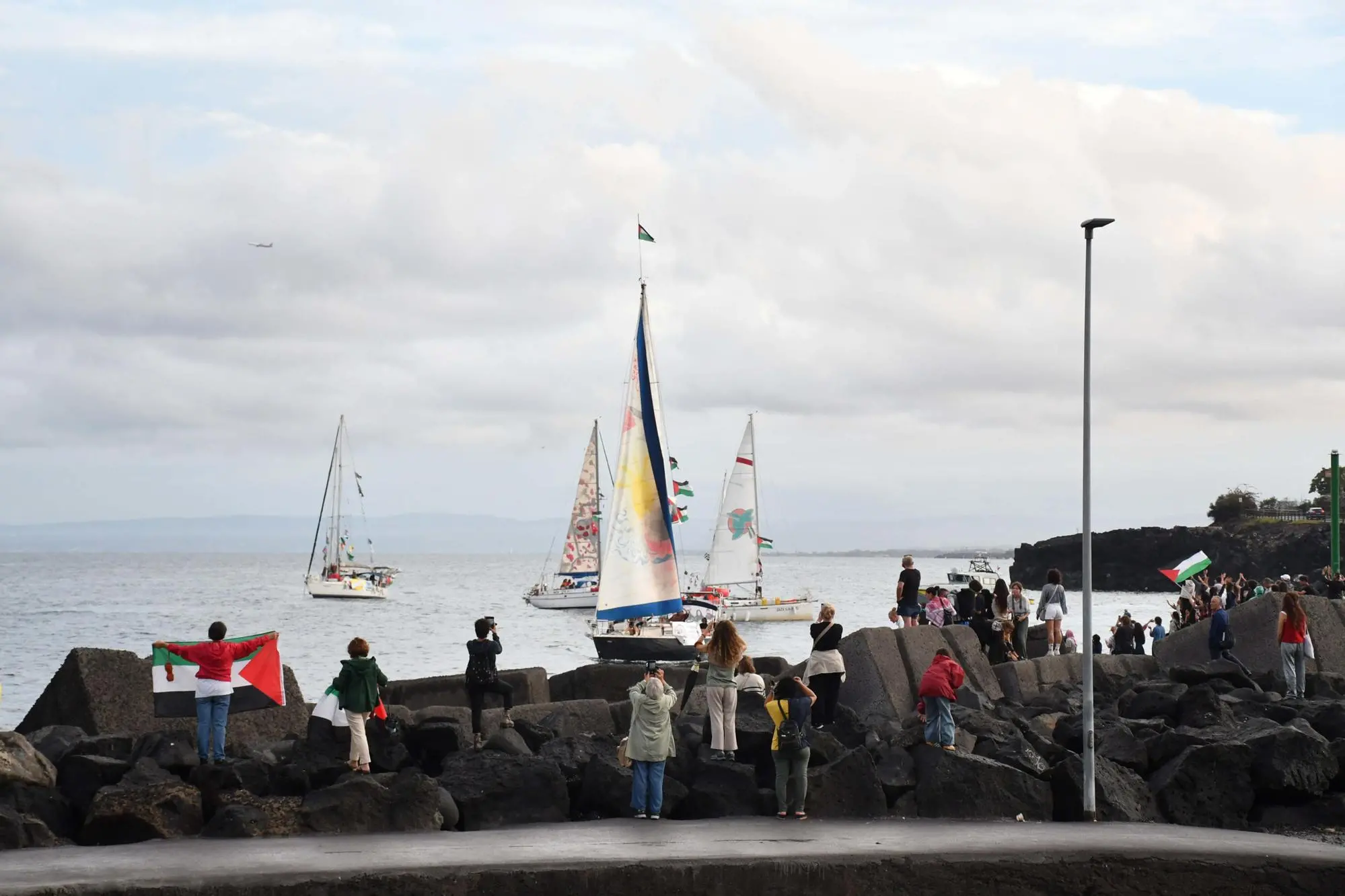 A flotilla of boats leaves the port of San Giovanni Li Cuti in Catania, Sicily, southern Italy, 27 September 2025. The Freedom Flotilla Coalition (FFC) and Thousand Madleens to Gaza (TMTG) announced the launch of a flotilla to Gaza of 10 boats from Catania, with dozens on board. ANSA/ORIETTA SCARDINO