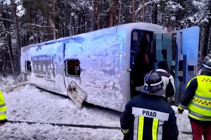 Scuolabus esce di strada e si ribalta sulla neve, due i feriti