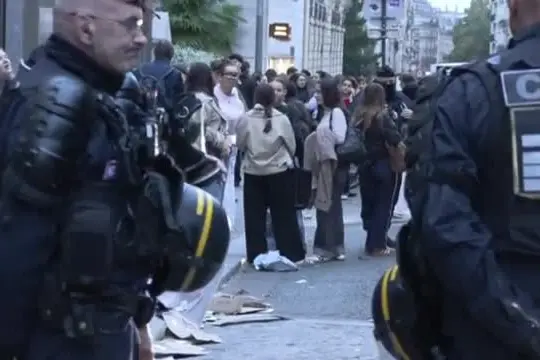 A Parigi agenti di polizia presidiano Università Assas: "Oggi chiuso"