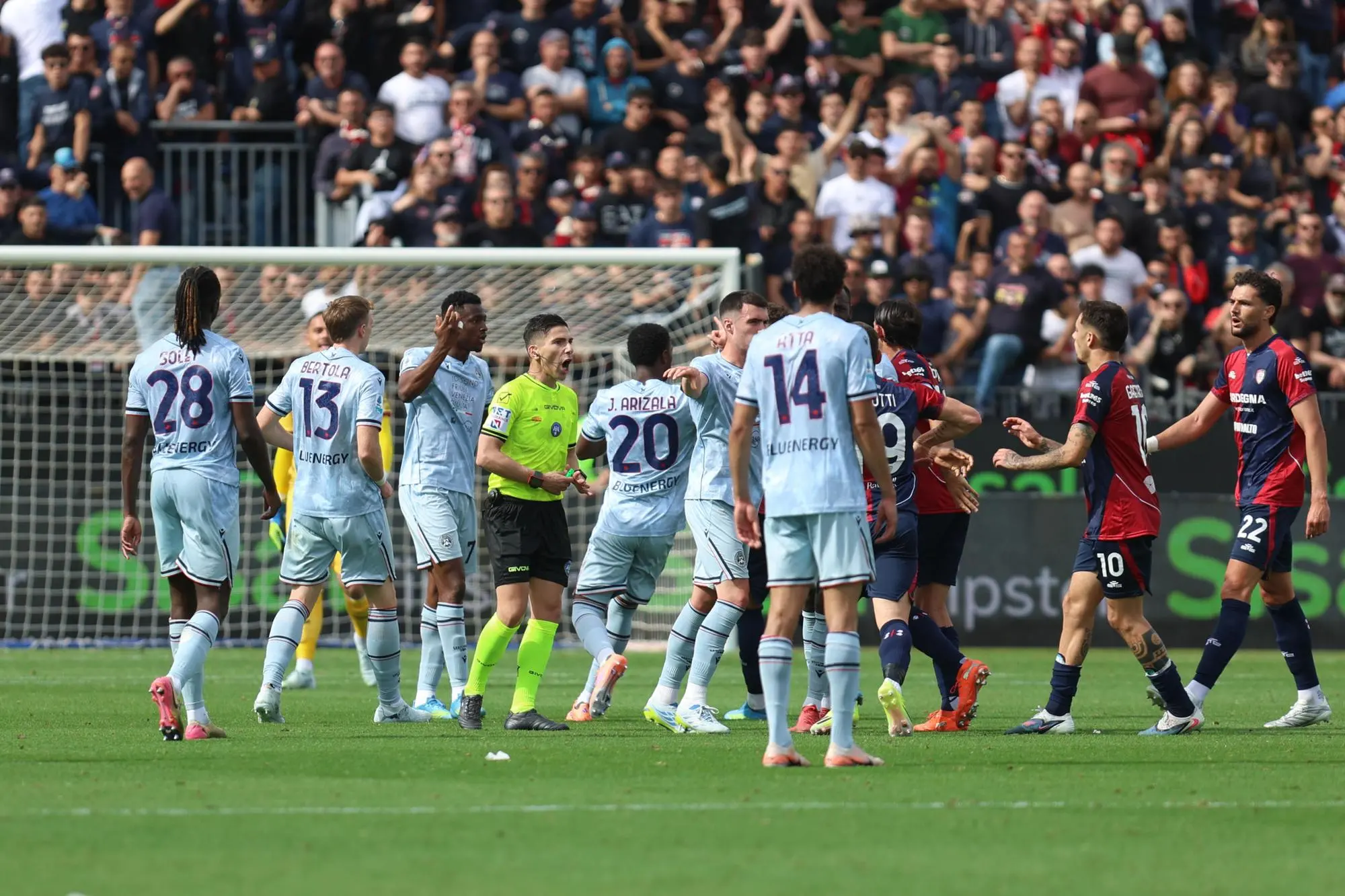 La rissa a fine partita in Cagliari-Udinese (foto Ansa)