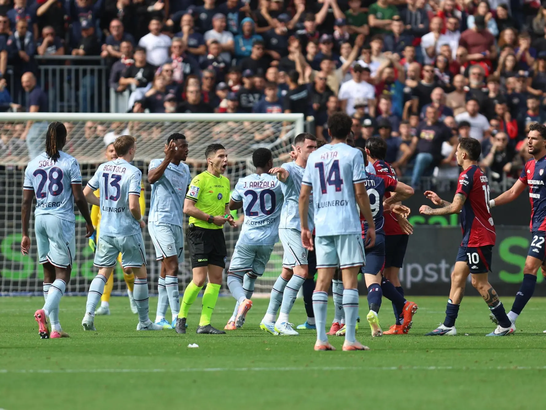 La rissa a fine partita in Cagliari-Udinese (foto Ansa)