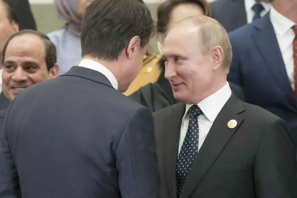 Il saluto tra Conte e Putin (Ansa)