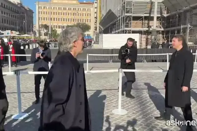 L'arrivo di Anne Hathaway ai funerali di Valentino