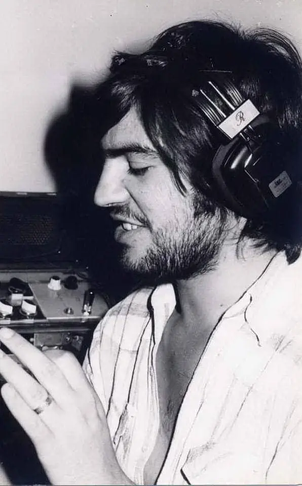 Durante una trasmissione radiofonica (foto Pittau)