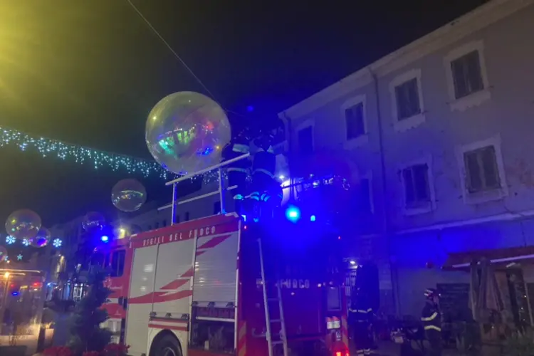 L'intervento dei vigili del fuoco a Porto Torres (foto Pala)