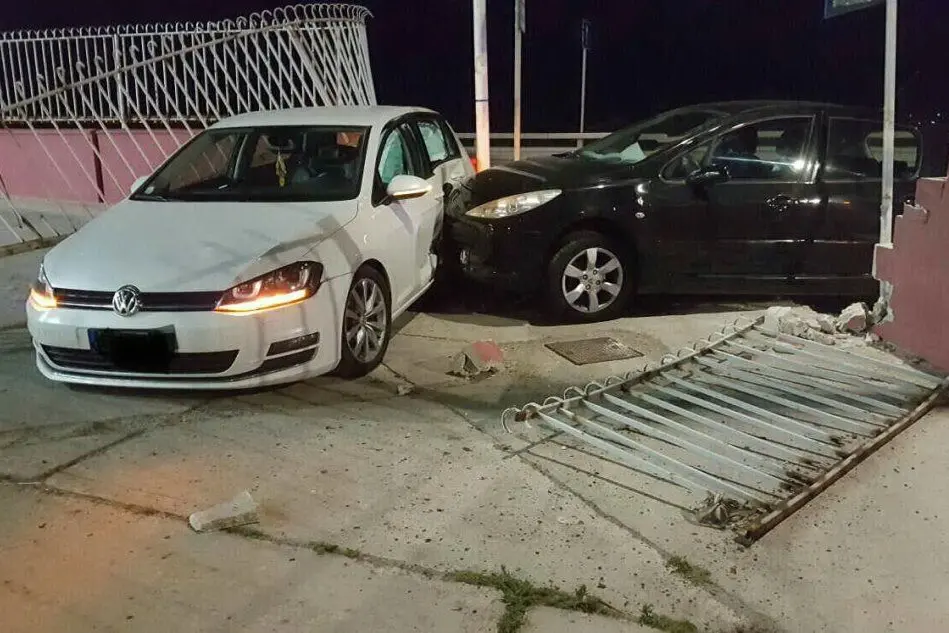 Le due auto dopo l'incidente