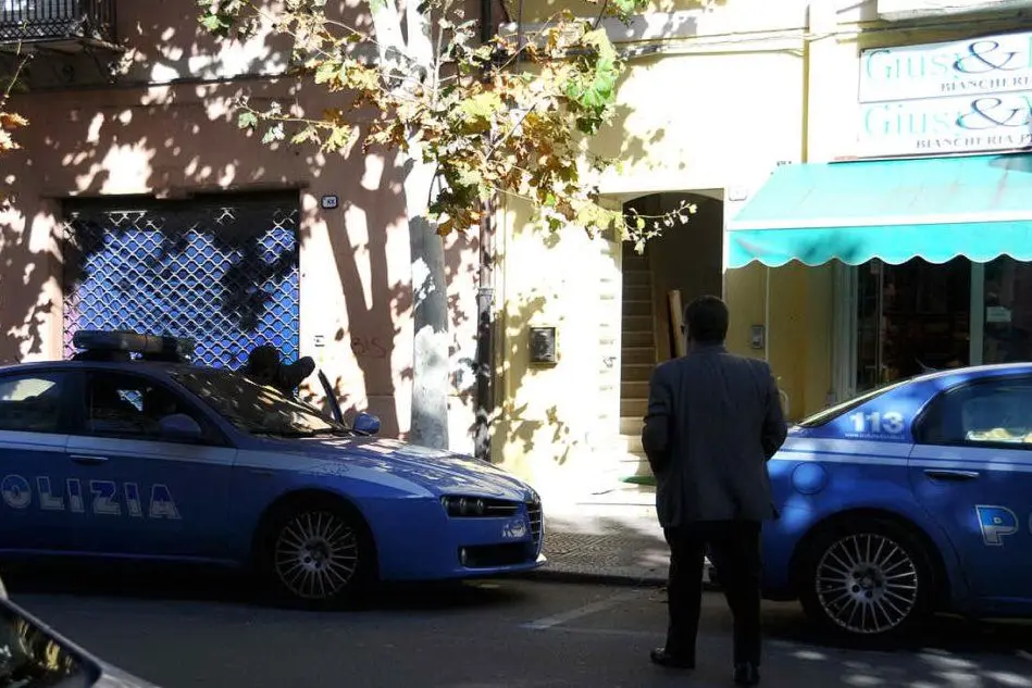 Un'auto della polizia a Oristano