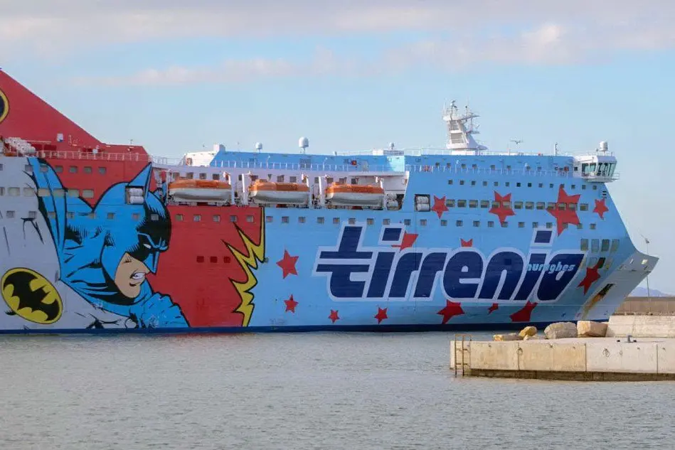 La nave Tirrenia a Porto Torres (foto L'Unione Sarda)