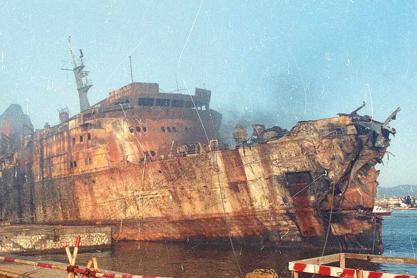 Una immagine del traghetto Moby Prince dopo l'incendio causato dalla collisione con la petroliera Agip Abruzzo, Livorno 12 aprile 1991 ANSA ARCHIVIO