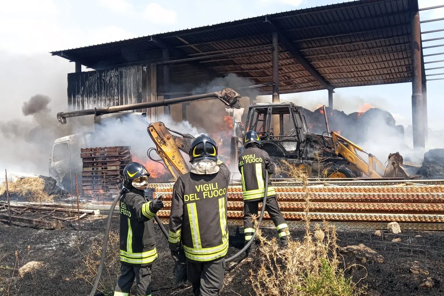 L'incendio in un'azienda agricola a Ottana (foto vigili del fuoco)