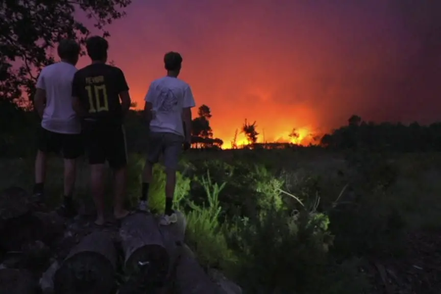 Un violento incendio sta devastando la Gironda in Francia
