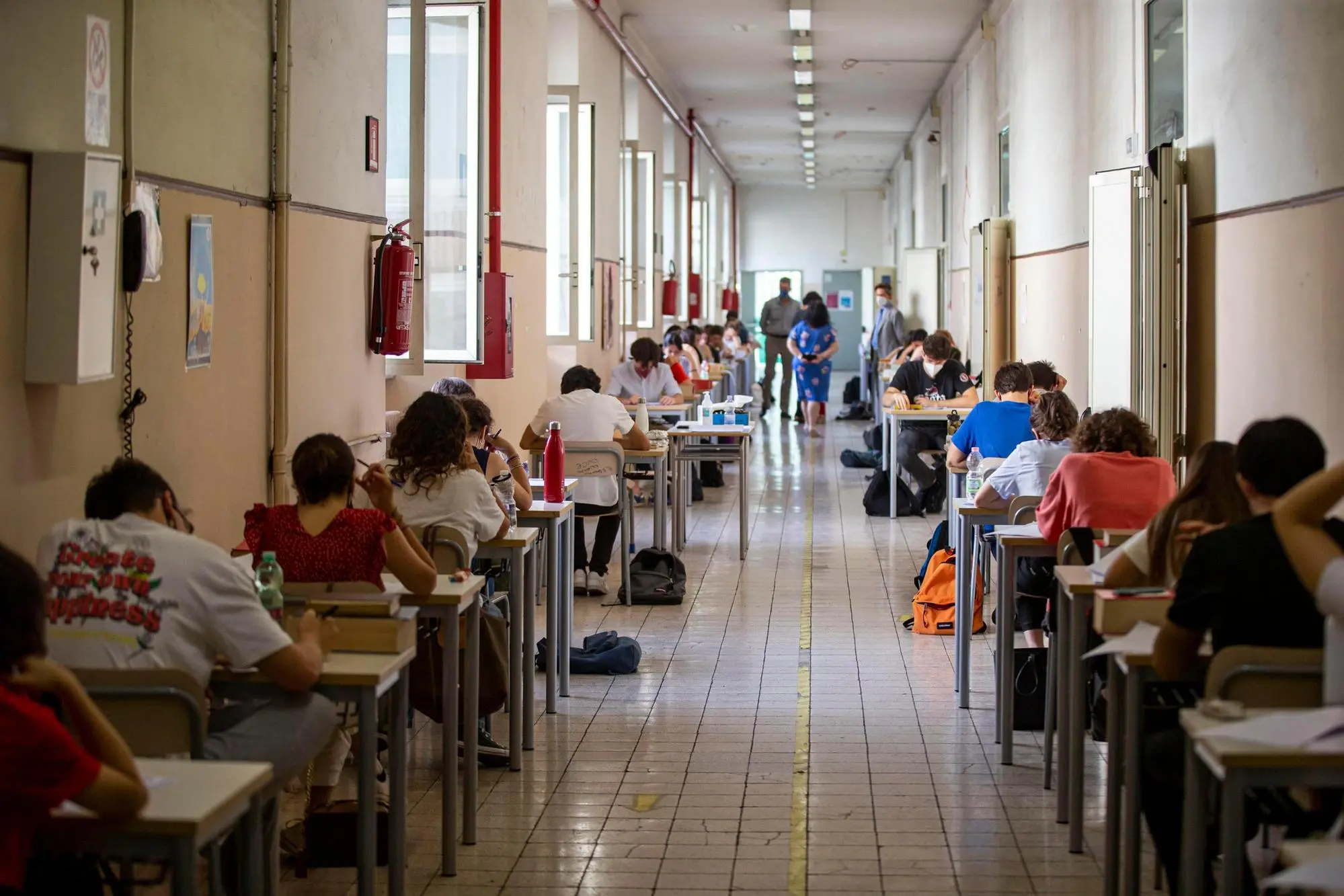 Studenti del "Giulio Cesare" di Roma allo scritto della maturità 2022 (Ansa/Percossi)