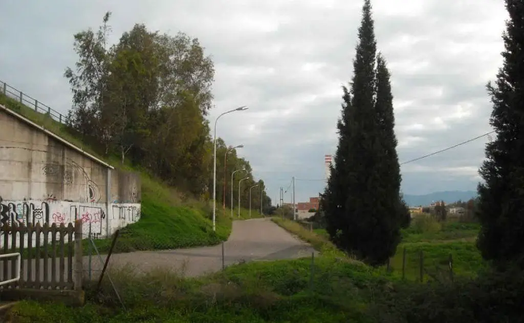 La strada che da Uta porta alla stazione di Villaspeciosa-Uta (foto Nonnis)