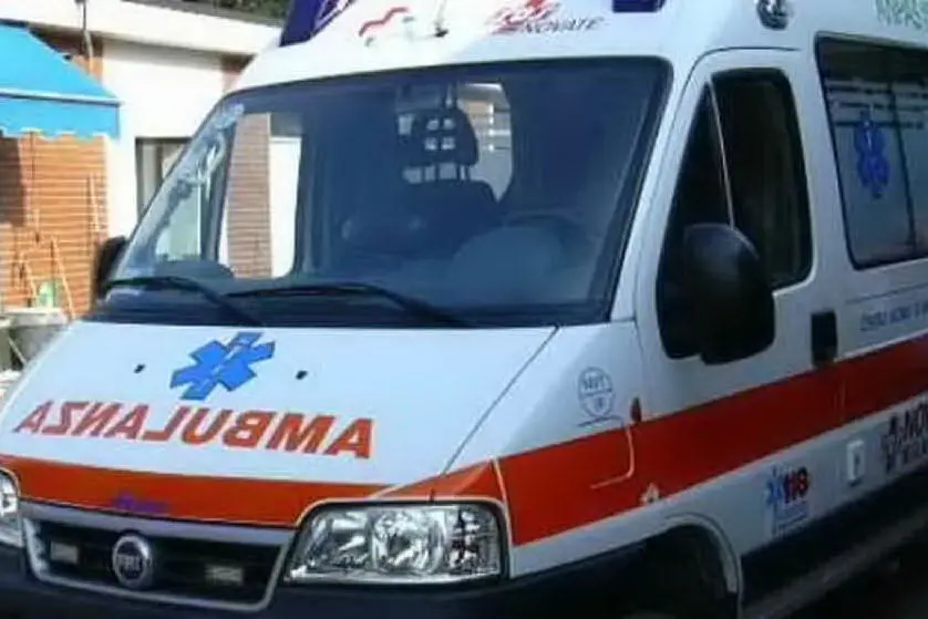 Un'ambulanza (archivio L'Unione Sarda)