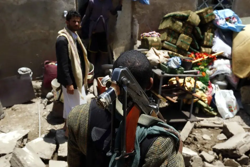 Scene di devastazione da uno Yemen ormai allo stremo (Ansa)