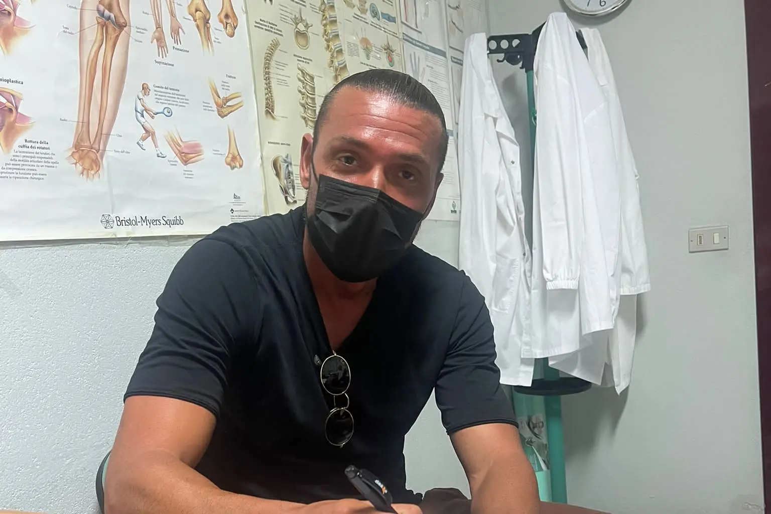 Mauro Ragatzu firma il contratto (foto Andrea Serreli)