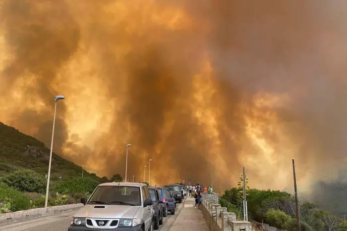 Uno degli spaventosi incendi dei giorni scorsi nell'Oristanese (Ansa)