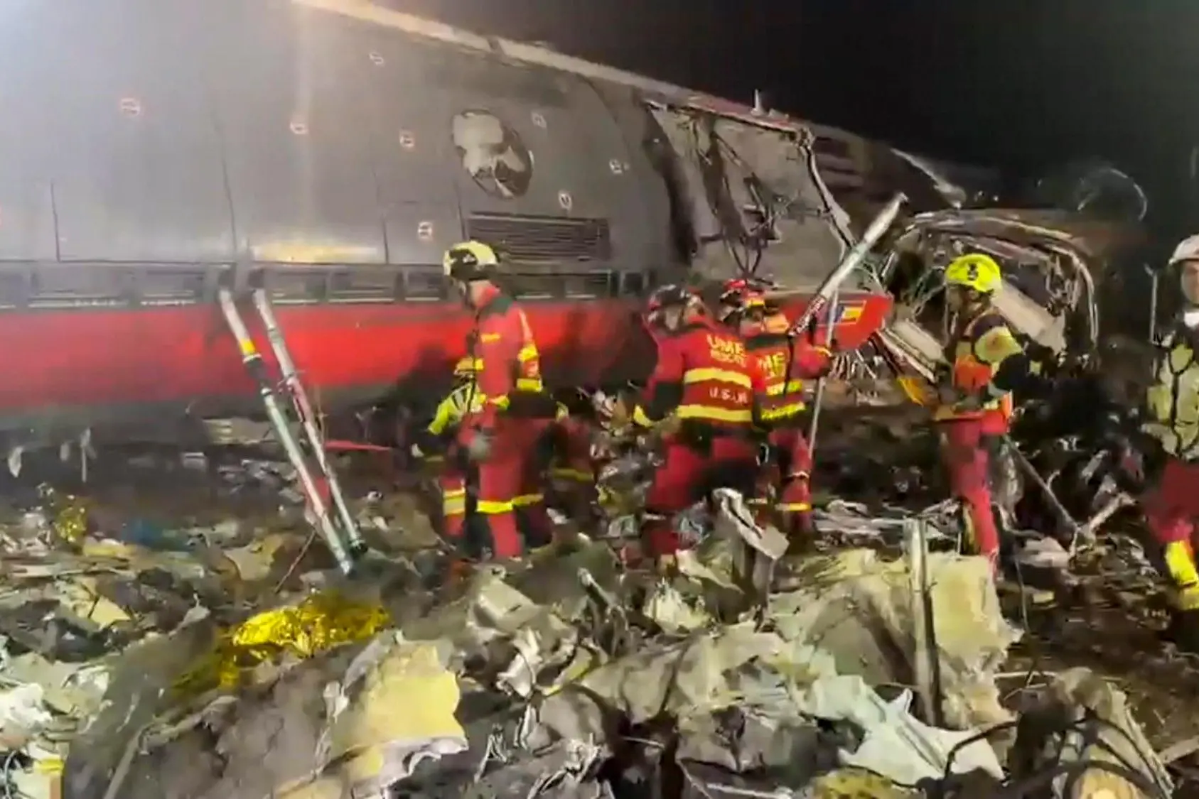 Rettungskräfte am Unglücksort (Ansa)