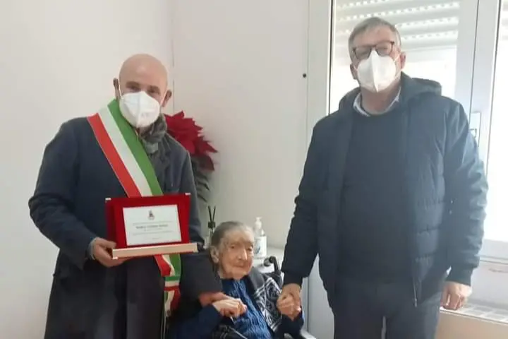 Il sindaco Gian Mario Chessa con zia Maria Cosima Spissu (foto concessa)